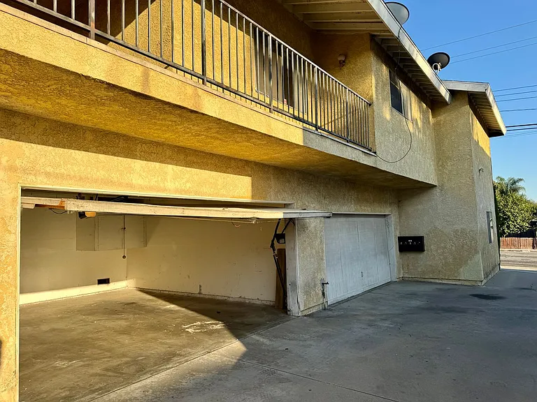 Beverly — Photo 11