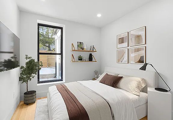 5th image of 203 Cornelia St Floor 1