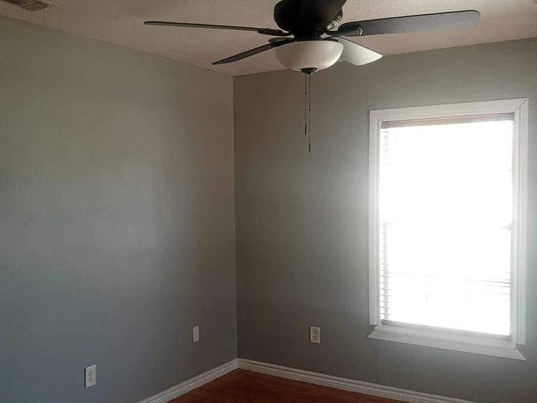 607 E Southcross Blvd — Photo 13