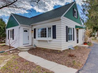 7530 N Crossway Rd, Fox Pt, WI 53217