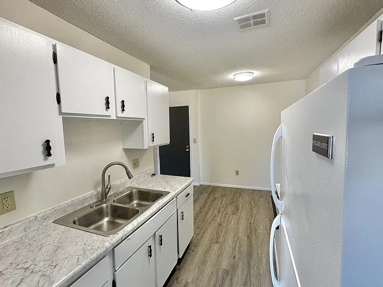 Van Dyke Apartments — Photo 43