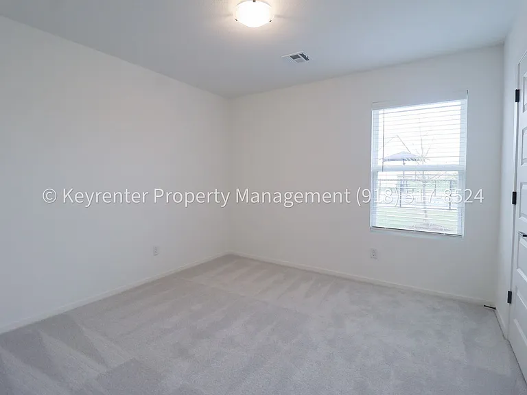 2908 S Redwood Ave — Photo 20