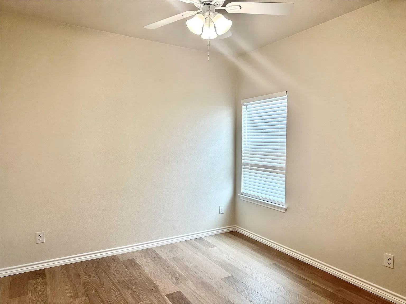 3 bed, 2.0 bath, 1550 sqft, $1,555 — Photo 3