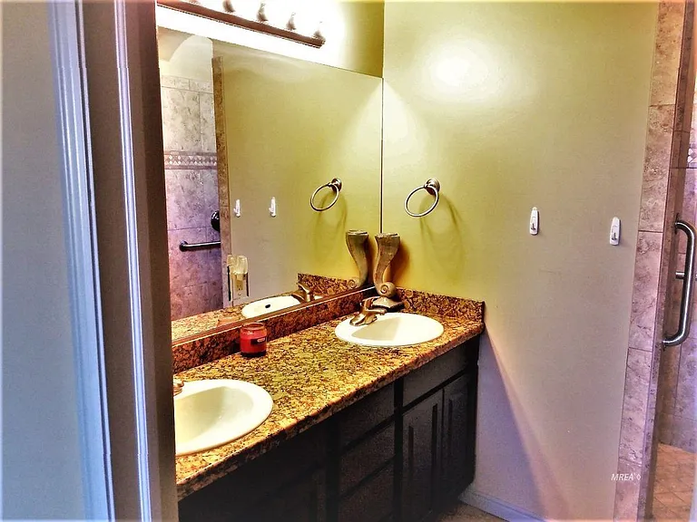 615 Coventry Ln — Photo 9