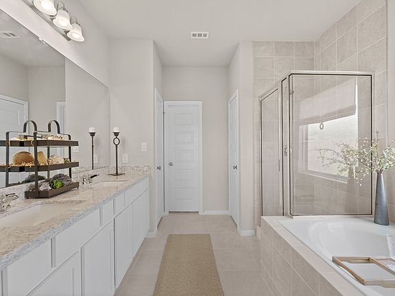 Double sinks in owner s luxury bath