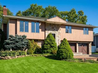 88 Harvest Ln, Commack, NY 11725