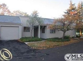 6374 Golf Lakes Dr, Bay City, MI 48706