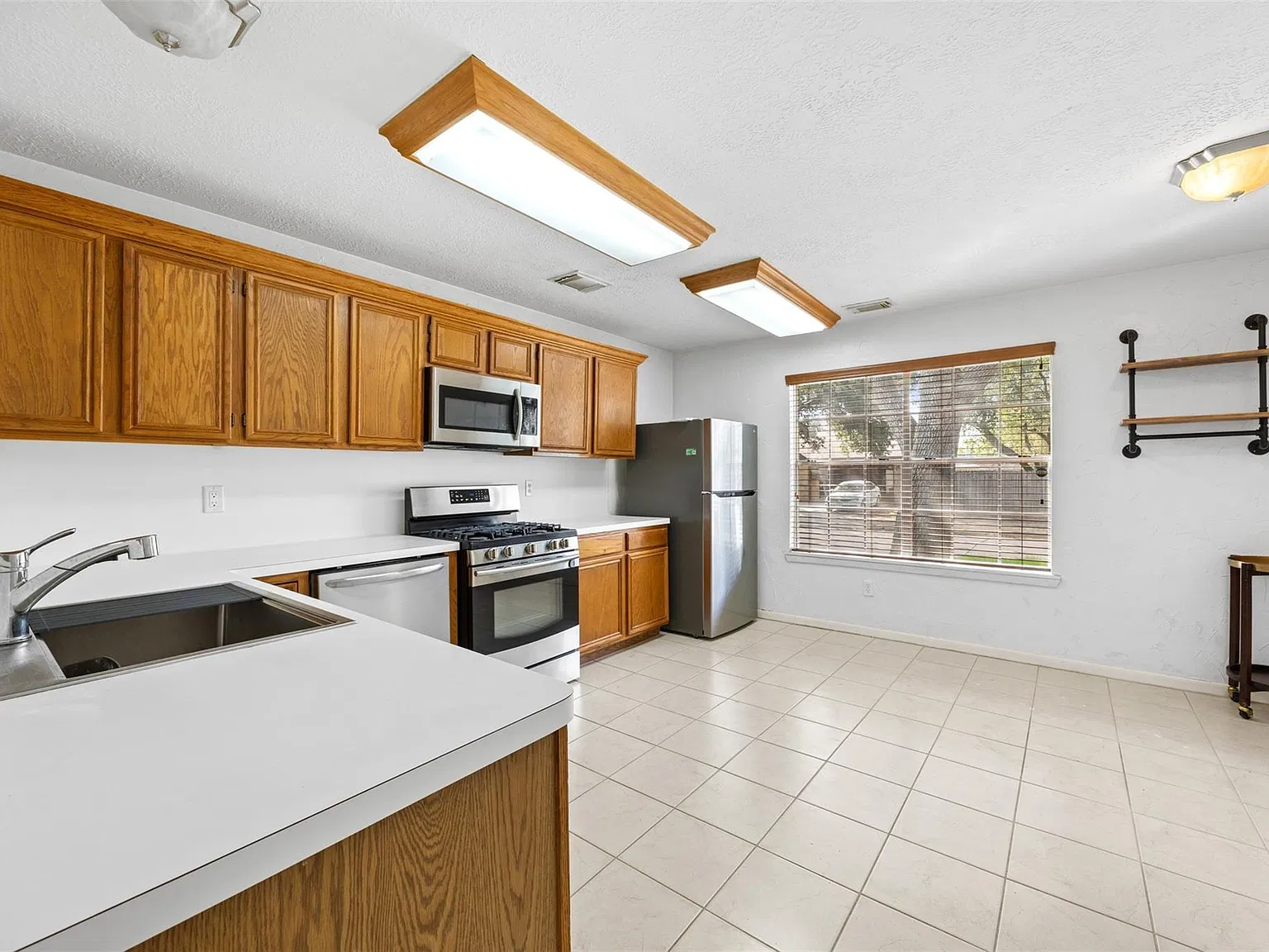 3 bed, 2.0 bath, 1403 sqft, $1,800 — Photo 4
