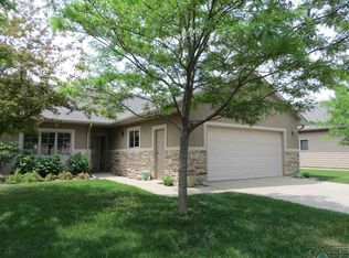 715 E 70th Pl, Sioux Falls, SD 57108