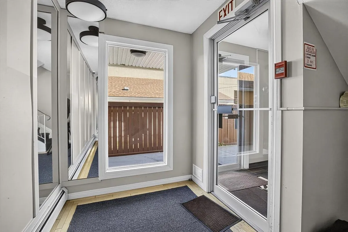 2 Bed 1 Bath Multi Level Unit Inglewood Edmonton — Photo 4