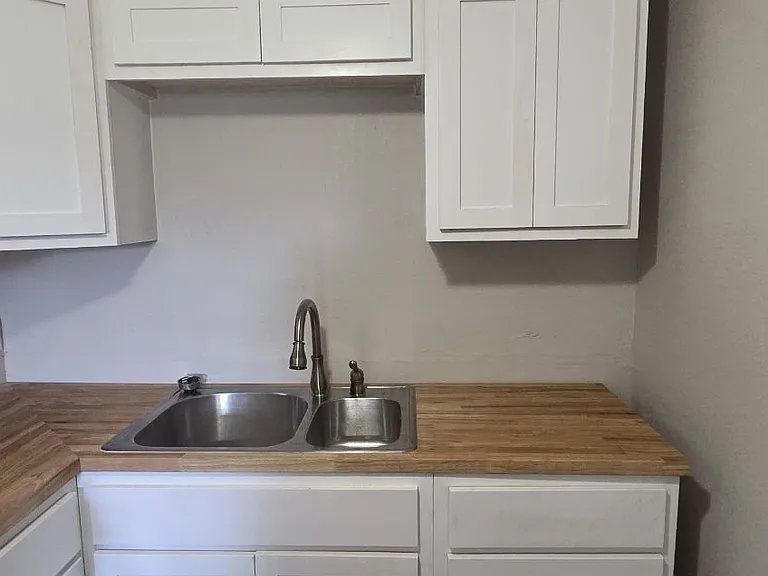 812 W 9th St — Photo 14