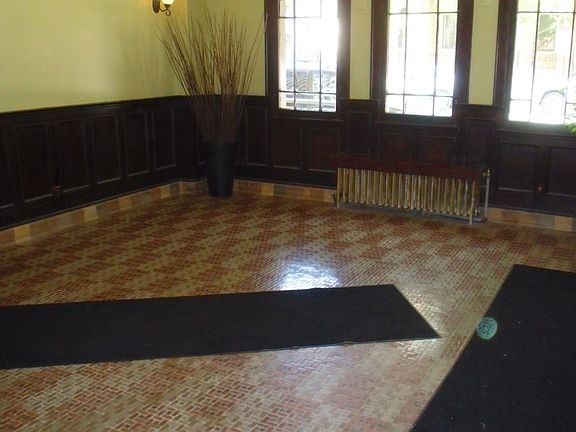 2nd image of 846 W Montrose Ave APT 408