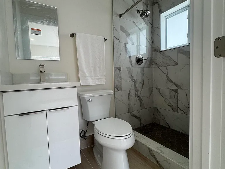 725 NE 160th Ter — Photo 27