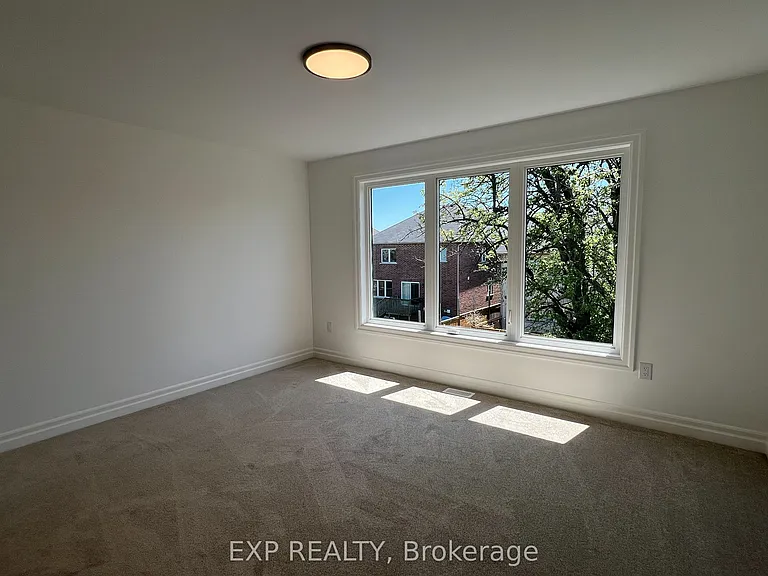 7532 Splendour Dr #UPPER — Photo 12