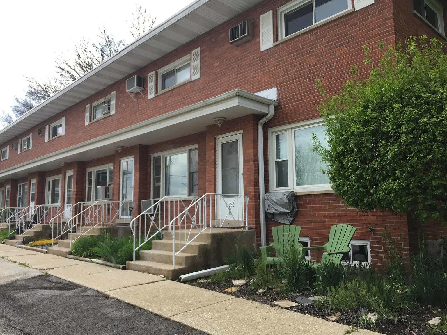 2100 Warren Ave photo 1