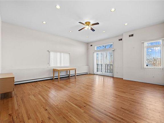 2nd image of 236 Richmond Ter