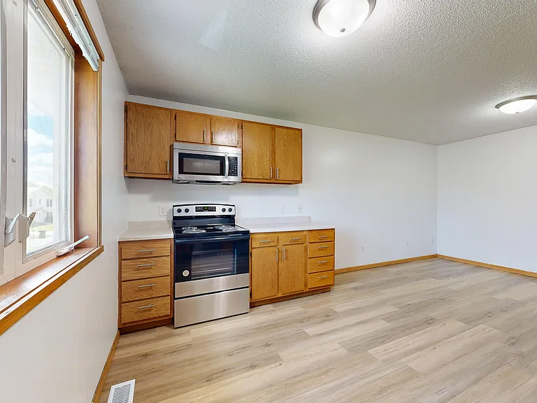 7629-7629 Woodlawn Dr — Photo 4