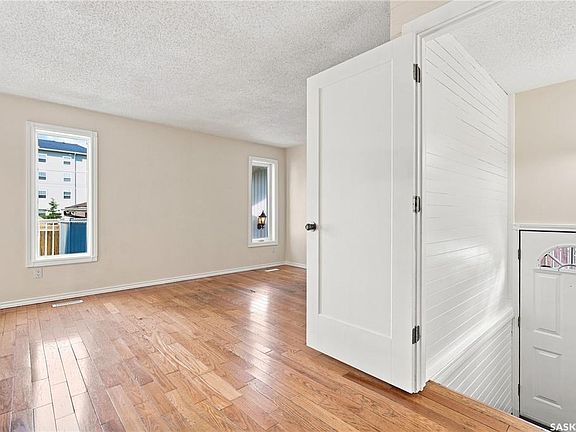 3rd image of 986 Rowell CRESCENT N