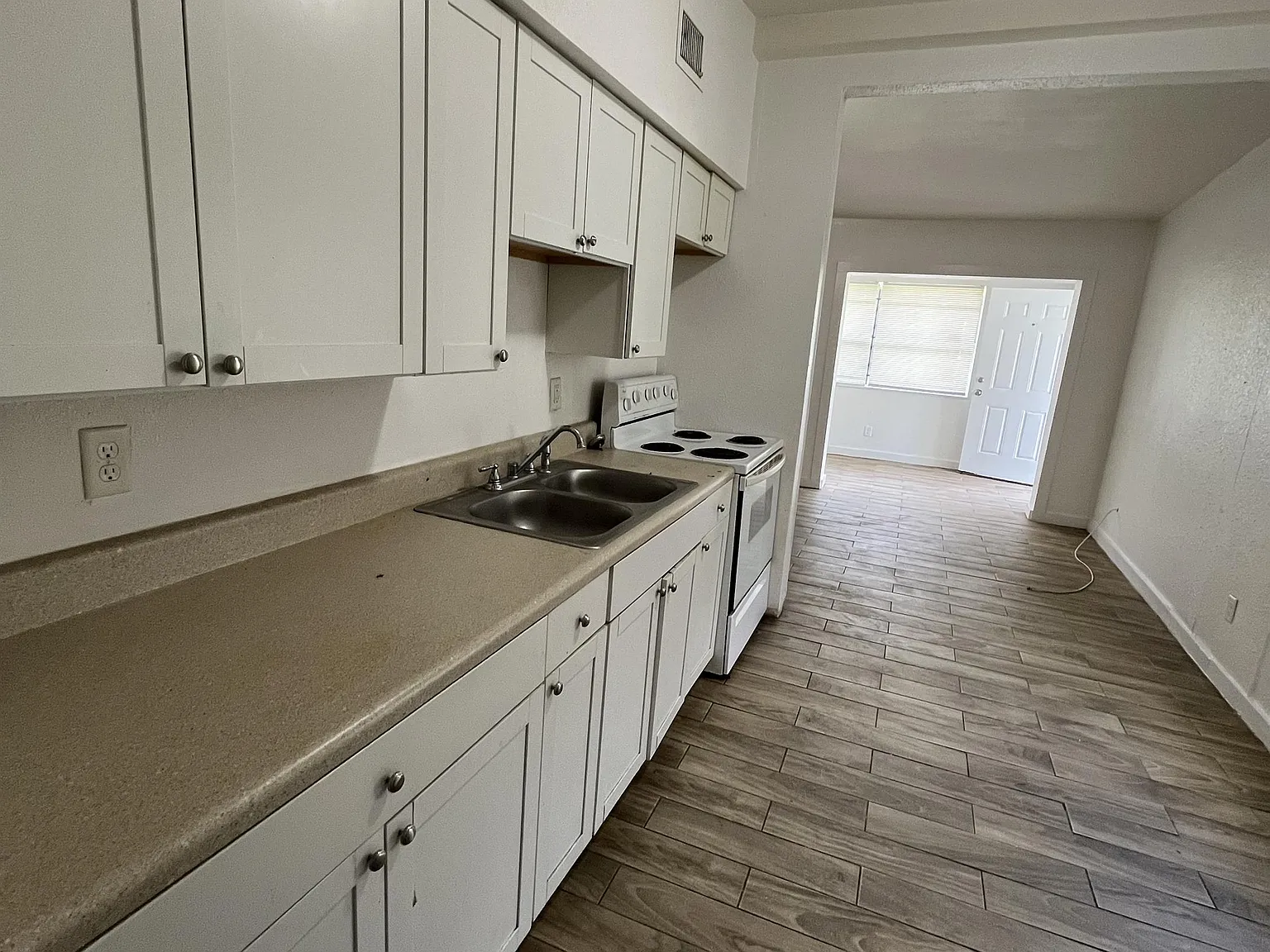 5823 Iris Boulevard - 1 — Photo 4