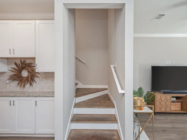 1802 Stable Ln #B2 — Photo 12