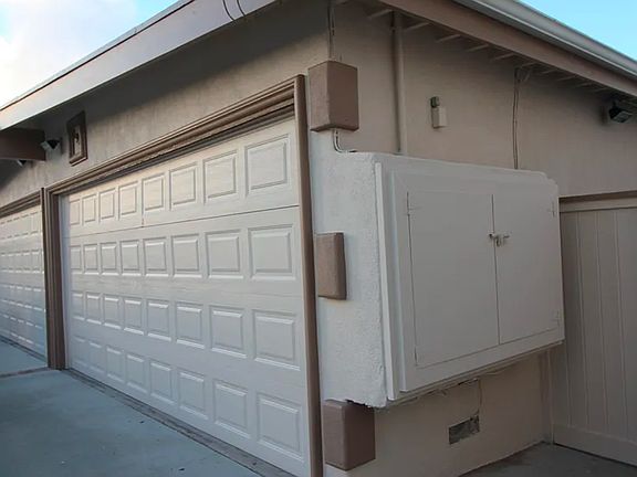 Garage (shared with 1 other unit)