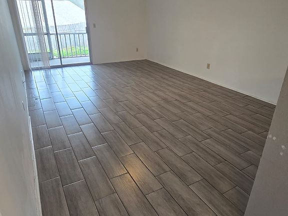4th image of 310 Phlox Dr #310
