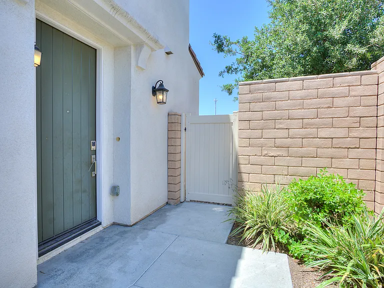 202 Bonita Ln — Photo 2