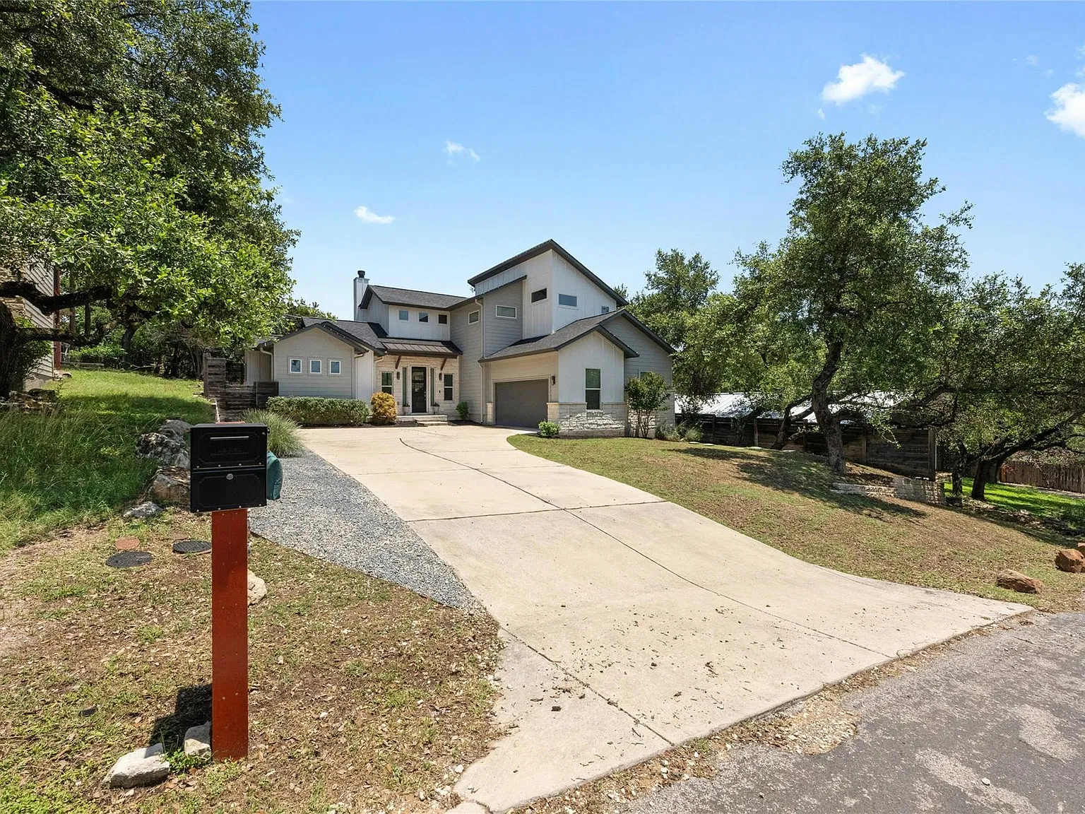 4 bed, 2.5 bath, 2363 sqft, $3,500 — Photo 3