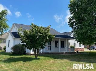 403 E Oak Grove Dr, Athens, IL 62613