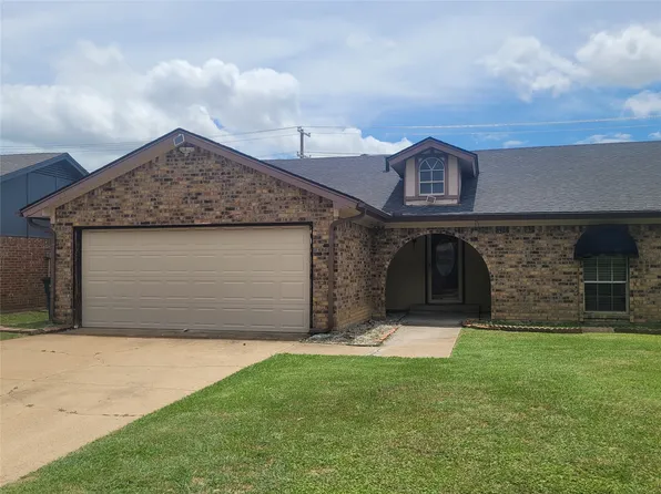 4100 Longleaf Ln, Fort Worth, TX 76137