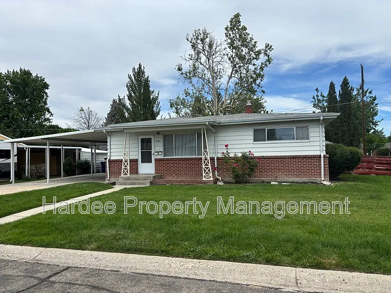4 bed, 2.0 bath, 1872 sqft, $2,195 — Photo 2