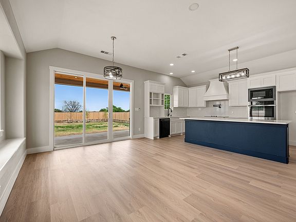 4th image of 806 N Ave E