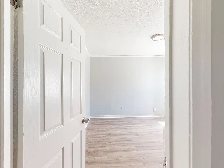 6625 Bancroft Ave — Photo 17