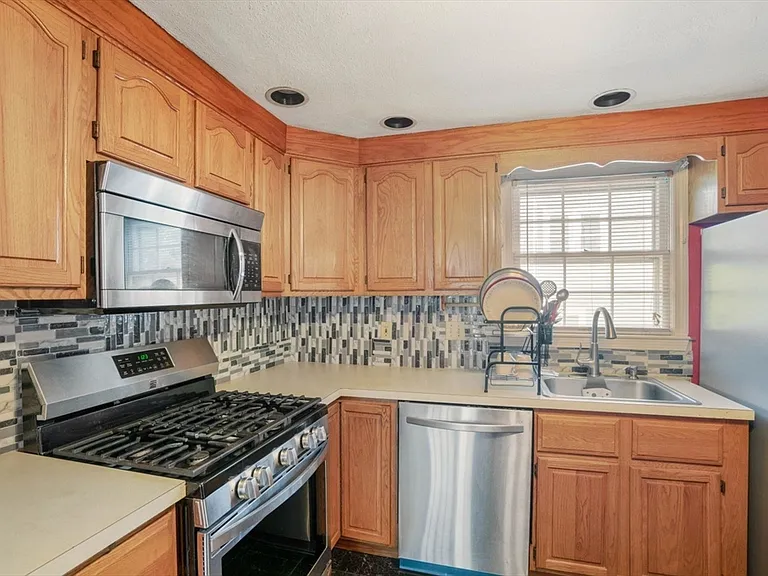 42 Rockland Ave — Photo 9