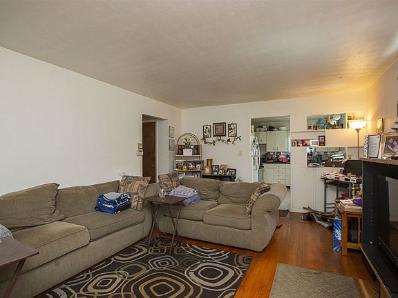 3rd image of 306 N Hawthorne Dr