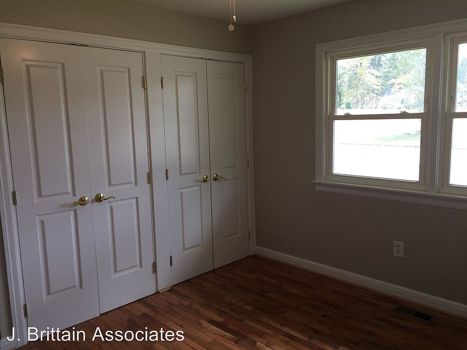 2nd image of 302 6th St NE