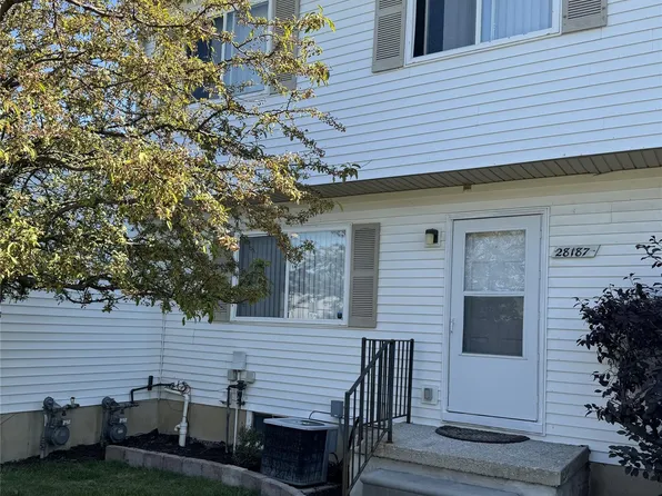 28187 Raleigh Crescent Dr, Chesterfield, MI 48051