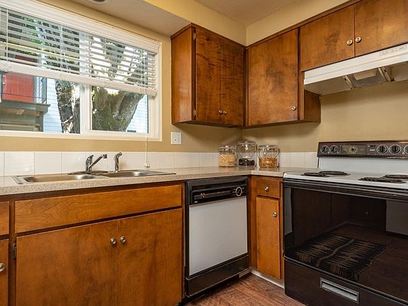 3rd image of 2555 Willakenzie Rd #2543-2