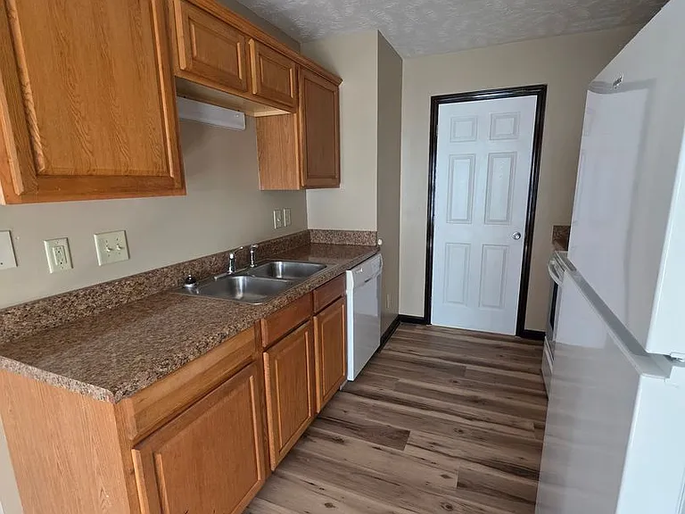 513 Roundtree Dr — Photo 6