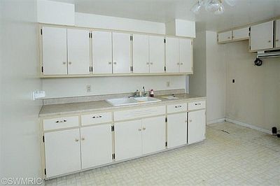 5th image of 201 Manor Dr