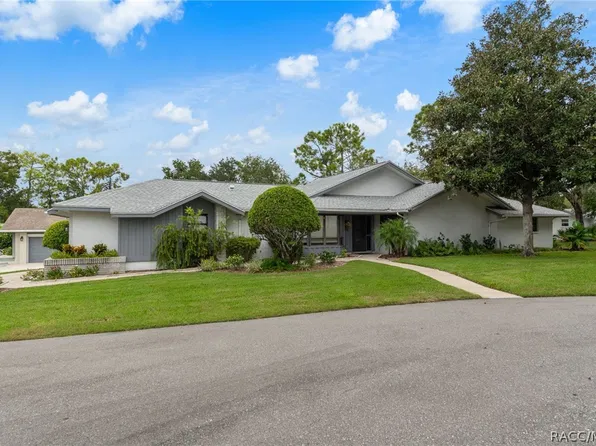 8 W Winged Foot Ct, Homosassa, FL 34446