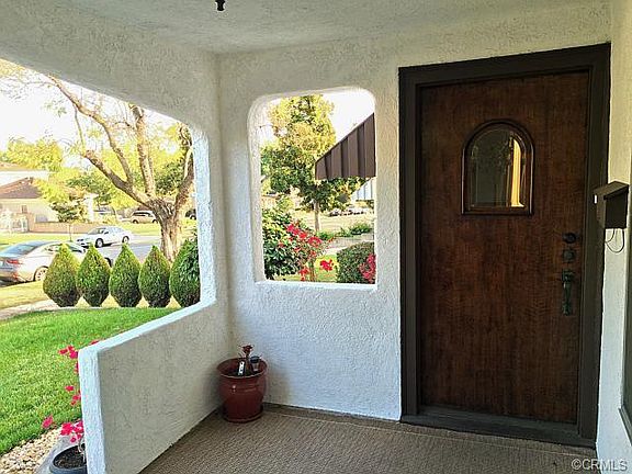 3rd image of 915 E Magnolia Blvd