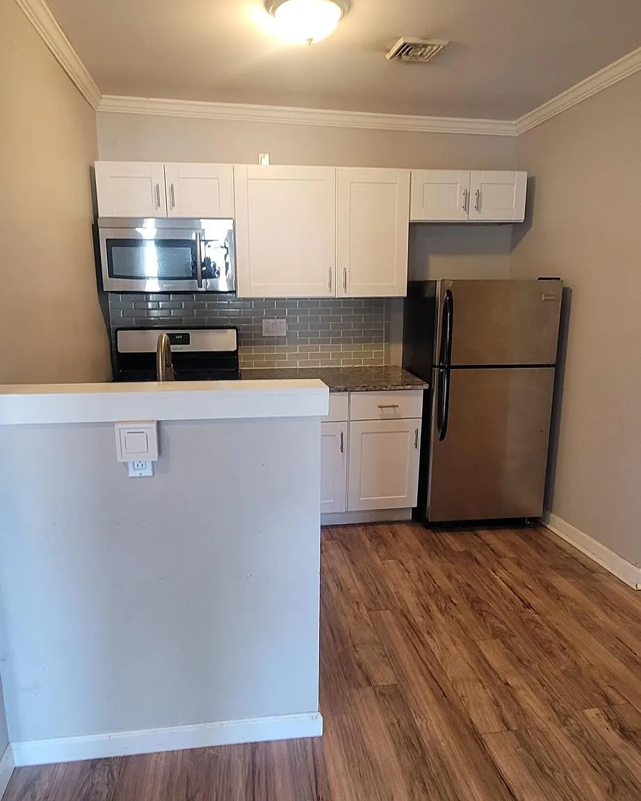 1172 Plymouth Ave S — Photo 1