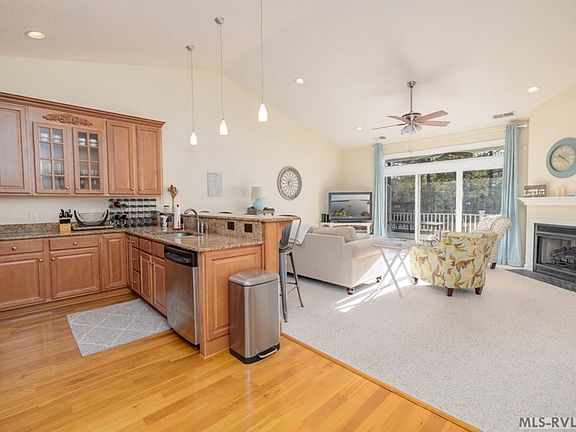 5th image of 144 Sandy Cove Dr