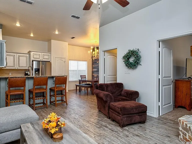 10408 Fulton Ave — Photo 4