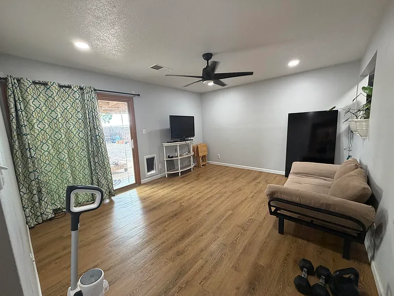 1008 Harrison Dr NE — Photo 3