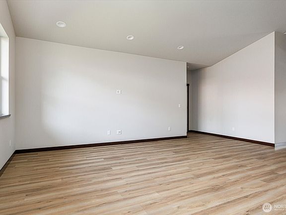 4th image of 926 NW Shire Street