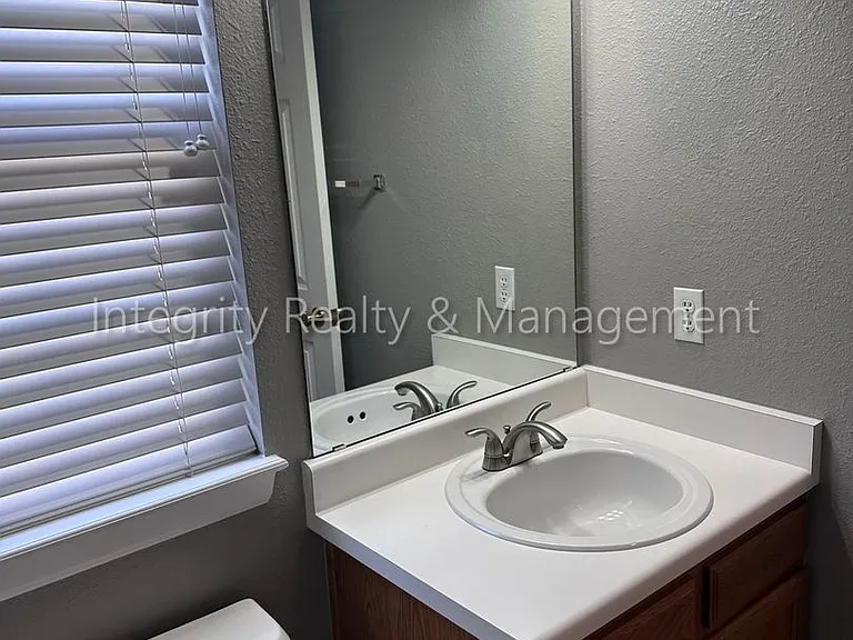 1041 Laurenwood Ln — Photo 36