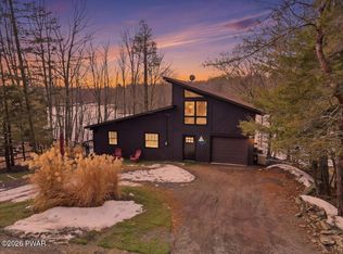 1096 Aquarius Dr, Lake Ariel, PA 18436