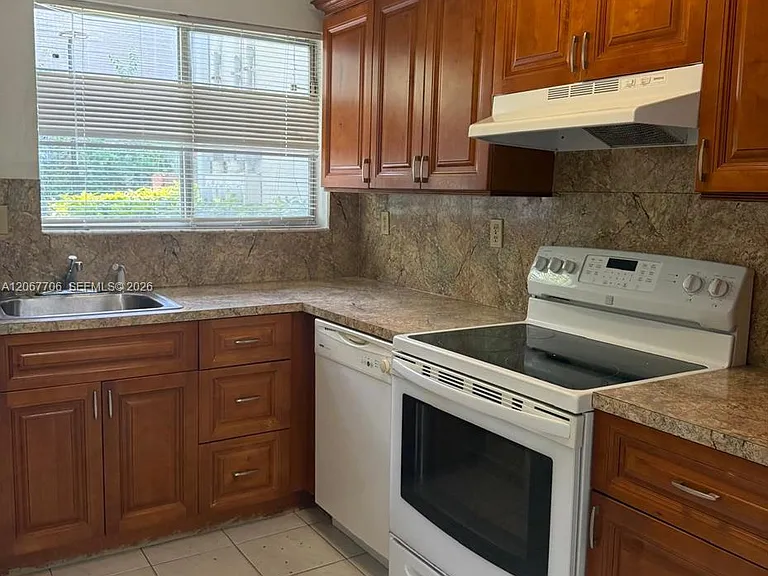 1916 SW 17th Ave #36 — Photo 7